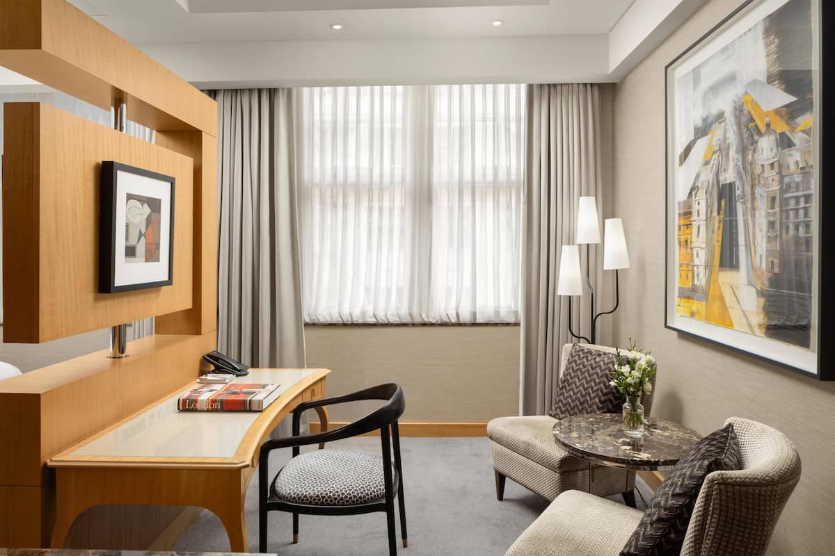 Junior Suite | 고급 침구, 셀렉트 컴포트 침대, 무료 미니바 품목, 객실 내 금고