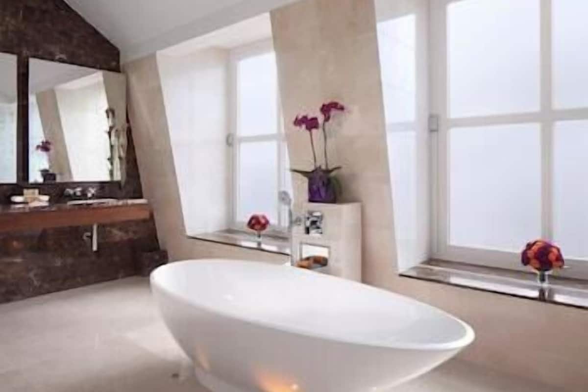 Baño | Tina con regadera, amenidades de baño gratuitas, secadora de cabello