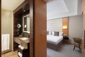 Premium bedding, Select Comfort beds, free minibar items, in-room safe - Conrad London St. James (London)