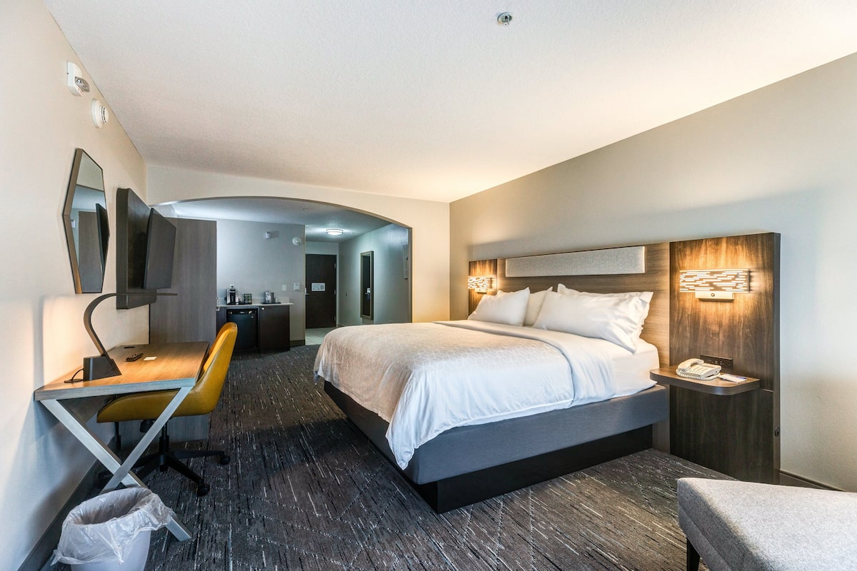In-room safe, desk, iron/ironing board, free cribs/infant beds