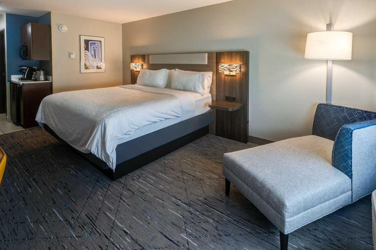 In-room safe, desk, iron/ironing board, free cribs/infant beds