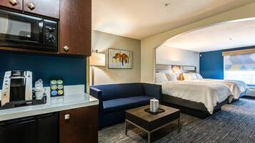 Safe på rommet, skrivebord, strykejern/-brett og barnesenger (inkludert)