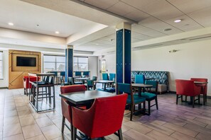 朝食 (ビュッフェ)、毎日提供 (無料)