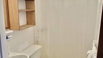 Chambre | Salle de bain | Douche, serviettes fournies