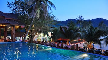 Hồ bơi ngoài trời, dù/ô trên bãi biển/hồ bơi, ghế dài tắm nắng