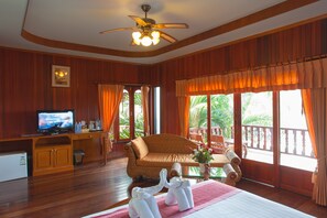 Superior Bungalow, Sea View | Living area