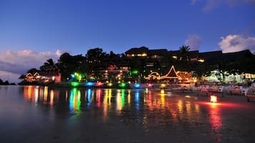 Phục vụ bữa sáng, bữa trưa, bữa tối, món ăn mang phong cách quốc tế