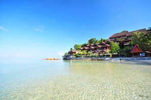 บนชายหาด, เก้าอี้อาบแดด, ร่มชายหาด, ผ้าเช็ดตัวชายหาด