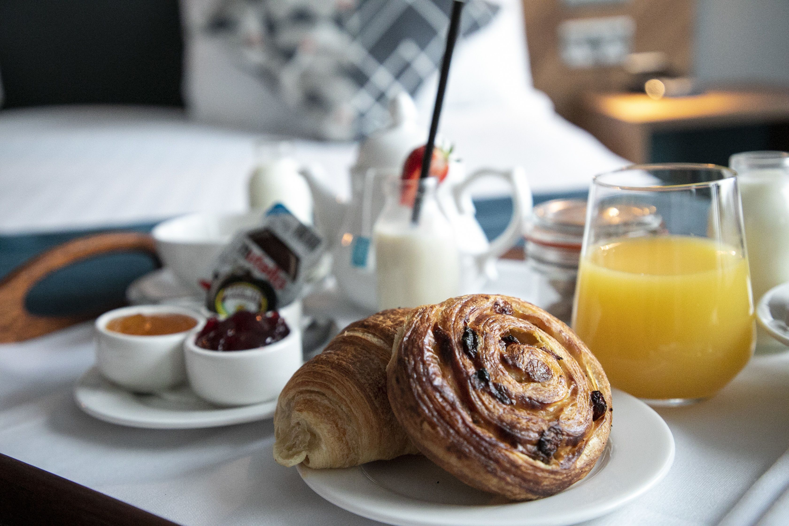 daily cooked-to-order breakfast (gbp 18.95 per person)