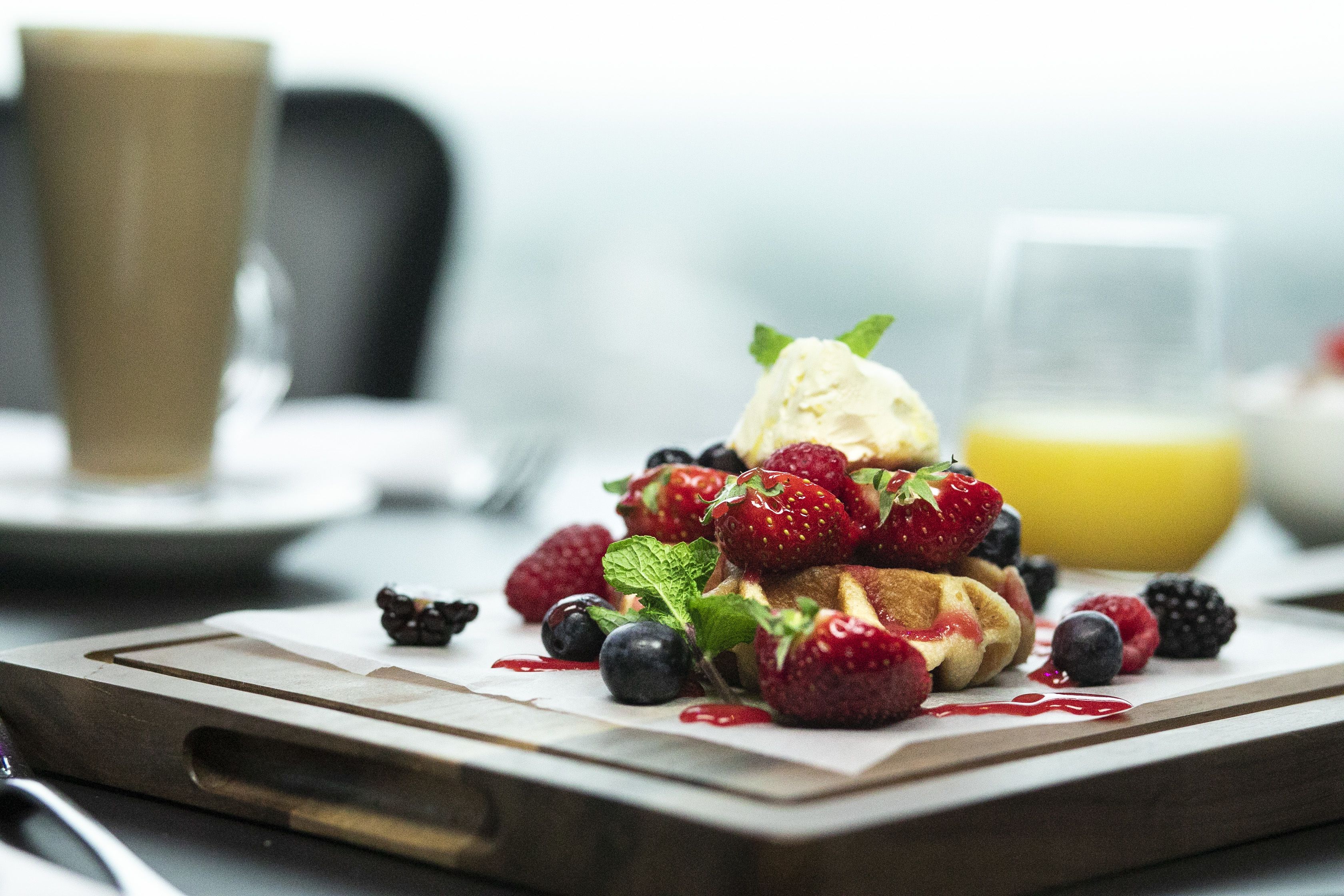 daily cooked-to-order breakfast (gbp 18.95 per person)