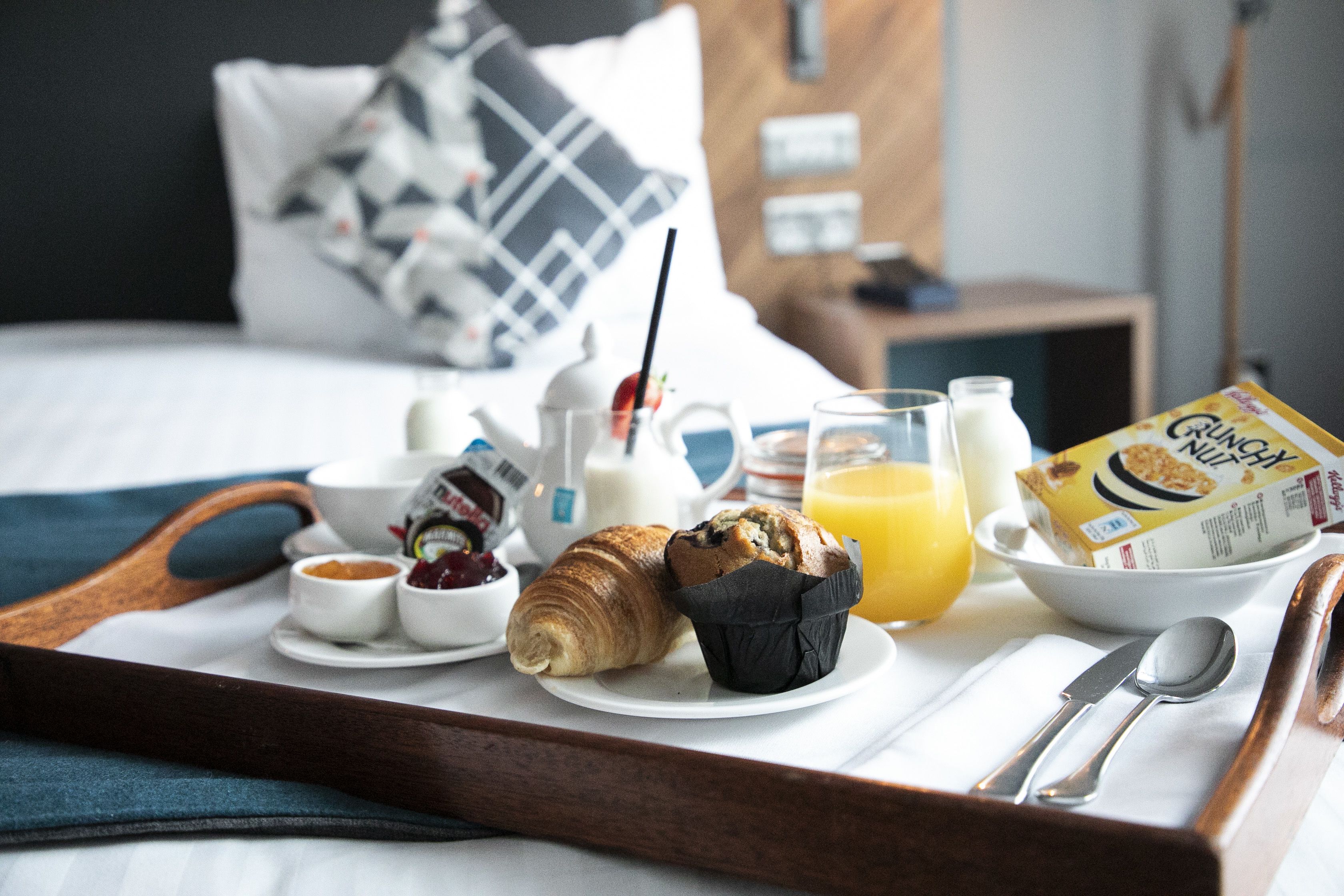 daily cooked-to-order breakfast (gbp 18.95 per person)