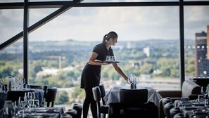 Se sirven comidas y cenas; con mesas al aire libre