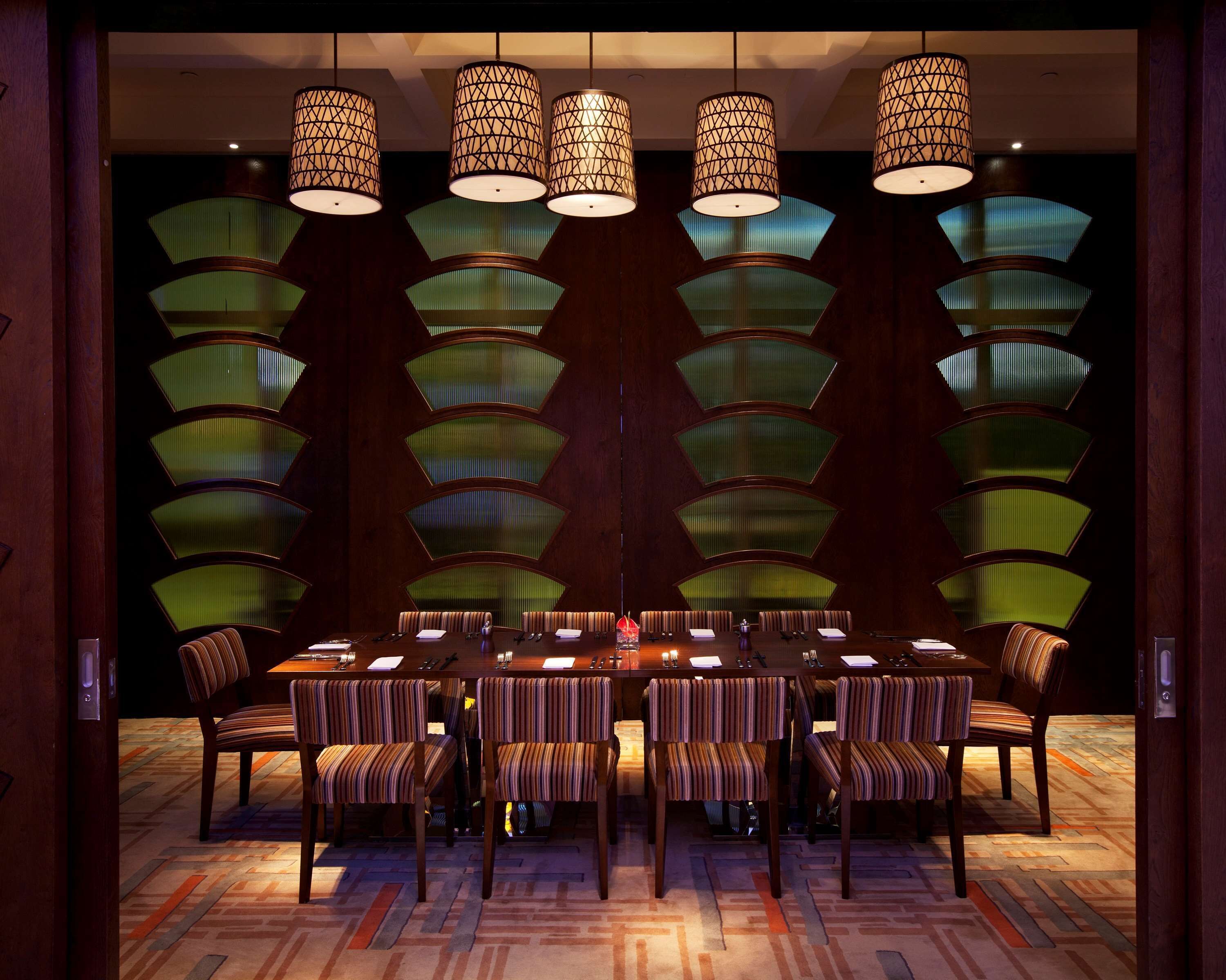 4 restaurants, breakfast served