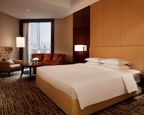 Minibar, in-room safe, desk, blackout curtains - Hyatt Regency Jinan (Jinan)