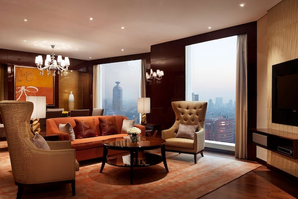 Minibar, odada kasa, masa, güneşlik/perde