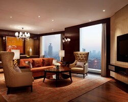 Minibar, Zimmersafe, Schreibtisch, Verdunkelungsvorhänge