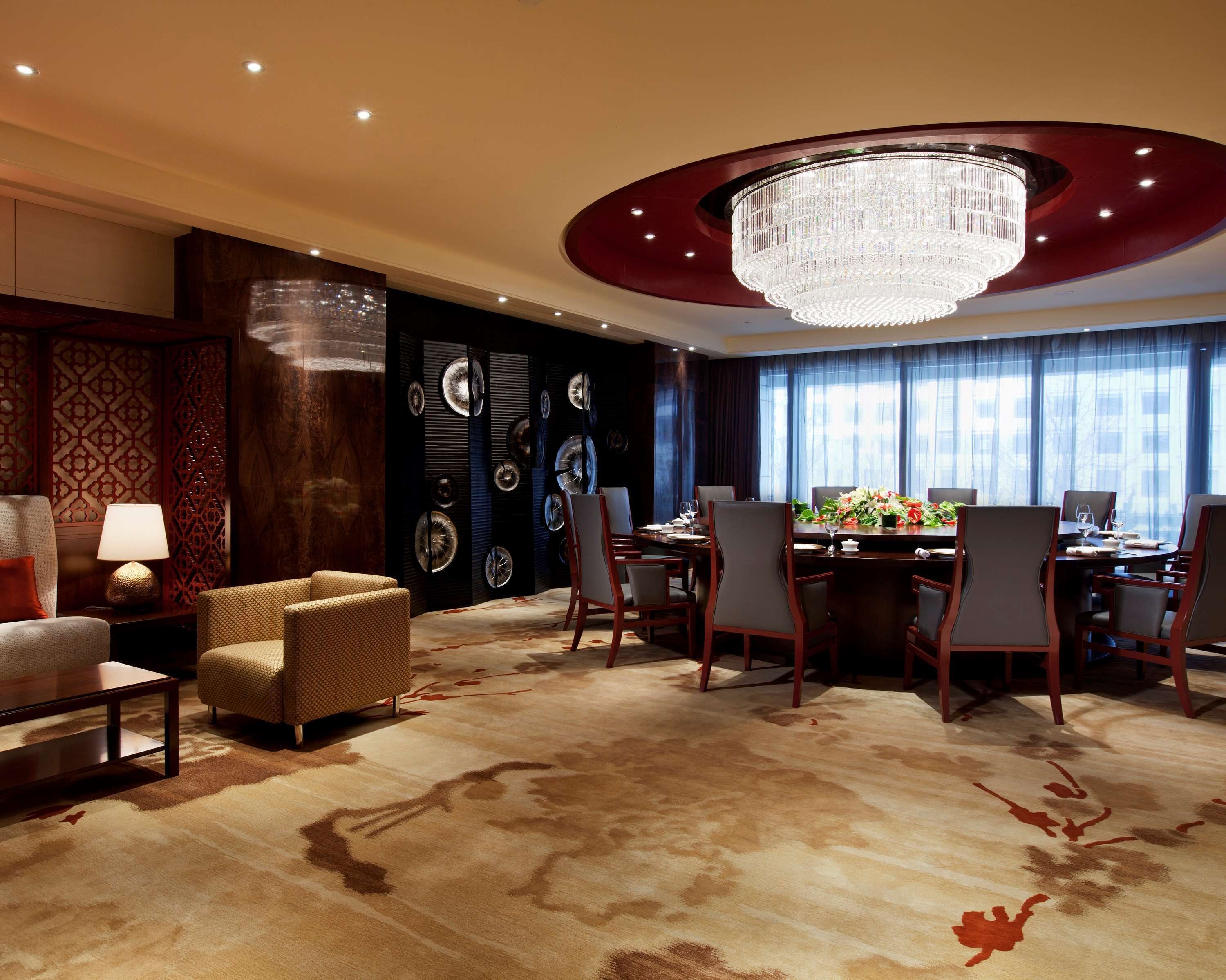 4 restaurants, breakfast served