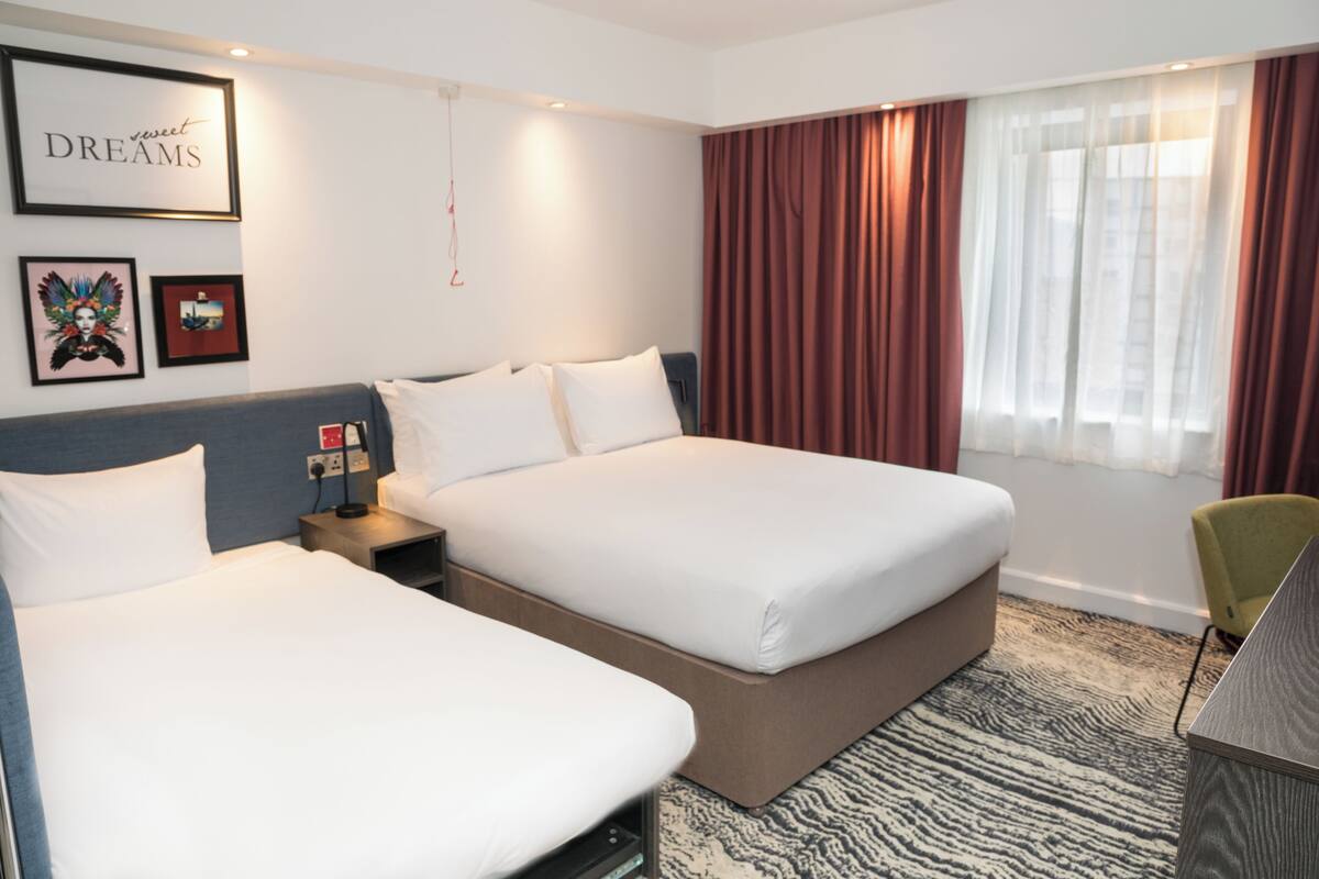 Familiekamer, 1 tweepersoonsbed, kamers met tussendeur | Een kluis op de kamer, een strijkplank/strijkijzer, gratis babybedden