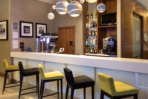 Bar (on property) - Hampton by Hilton London Croydon (Croydon)