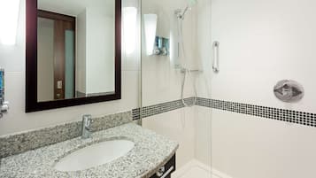 Douche, articles de toilette gratuits, sèche-cheveux