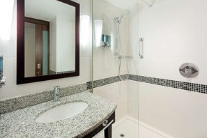 Douche, articles de toilette gratuits, sèche-cheveux