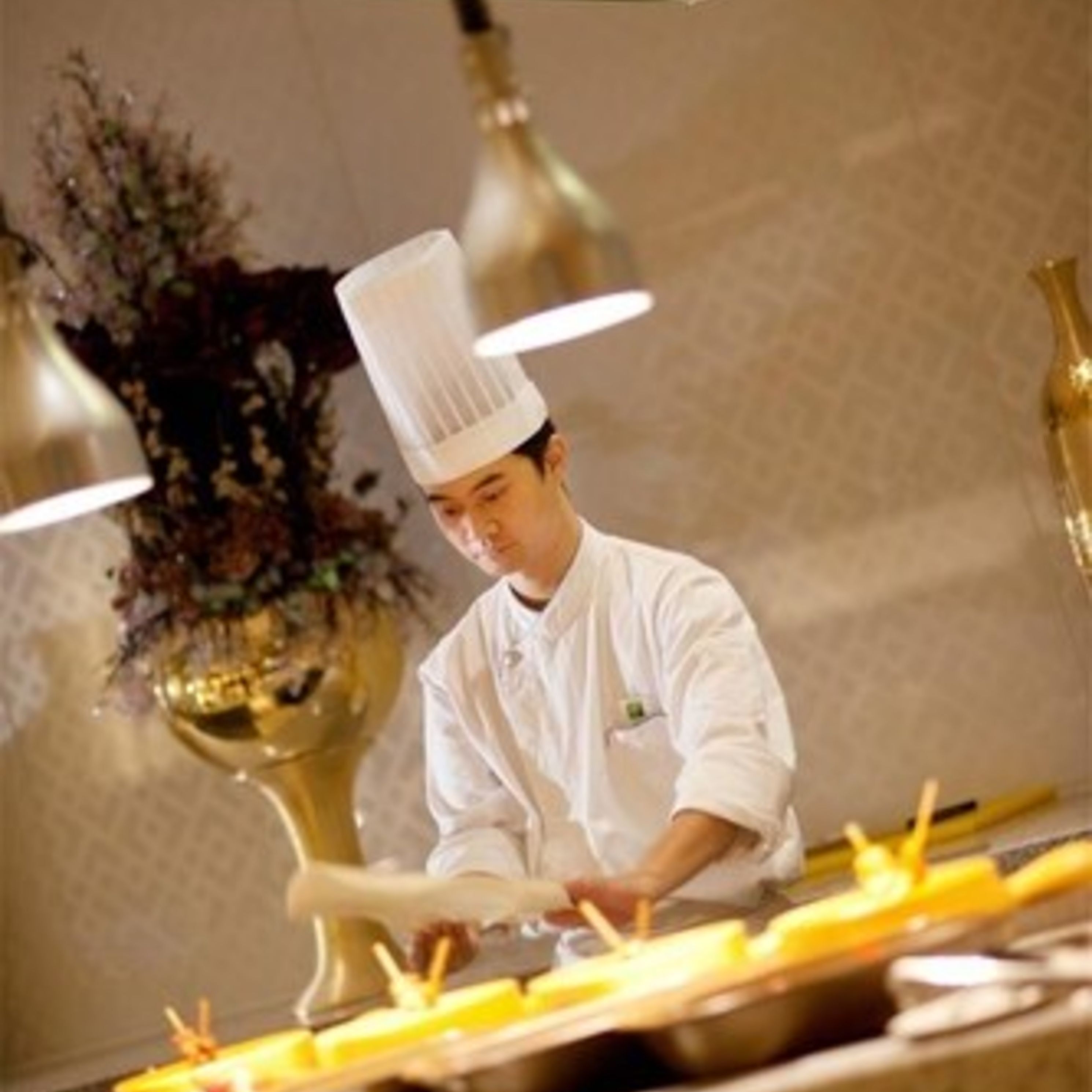 2 restaurants, breakfast, lunch, dinner served; chinese cuisine