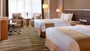 A hotel room with two beds, a desk, a chair, a lamp, and a window with curtains. - Holiday Inn Shaoxing by IHG (Shaoxing)