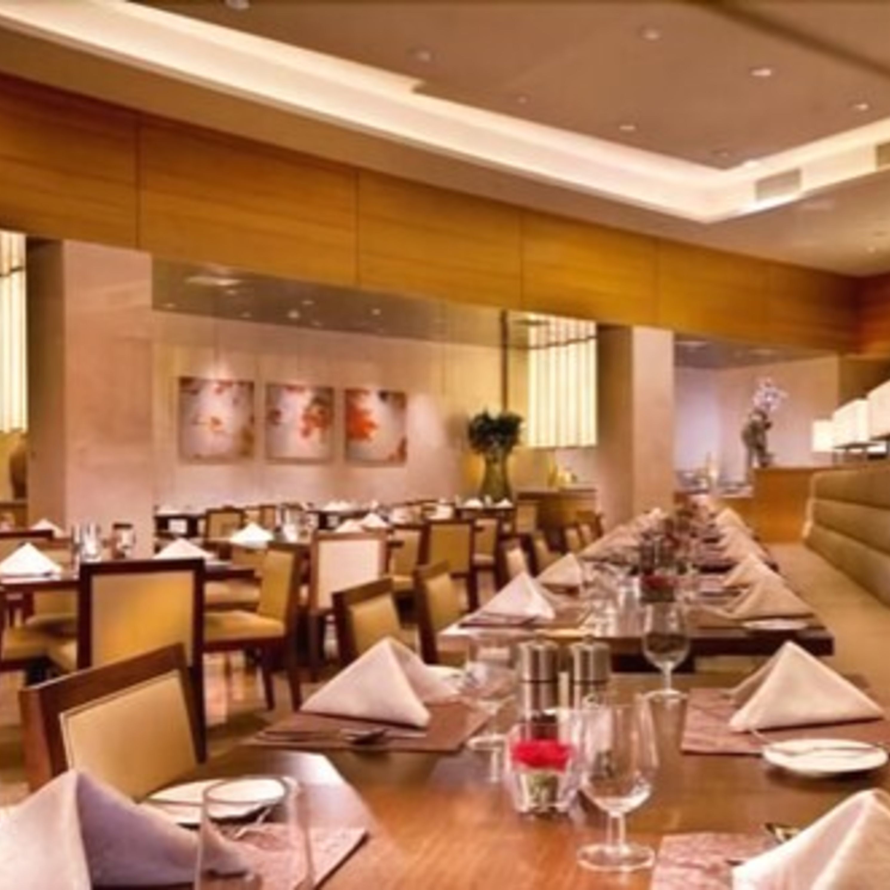 2 restaurants, breakfast, lunch, dinner served; chinese cuisine