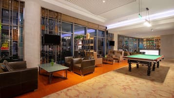 2 bars/lounges