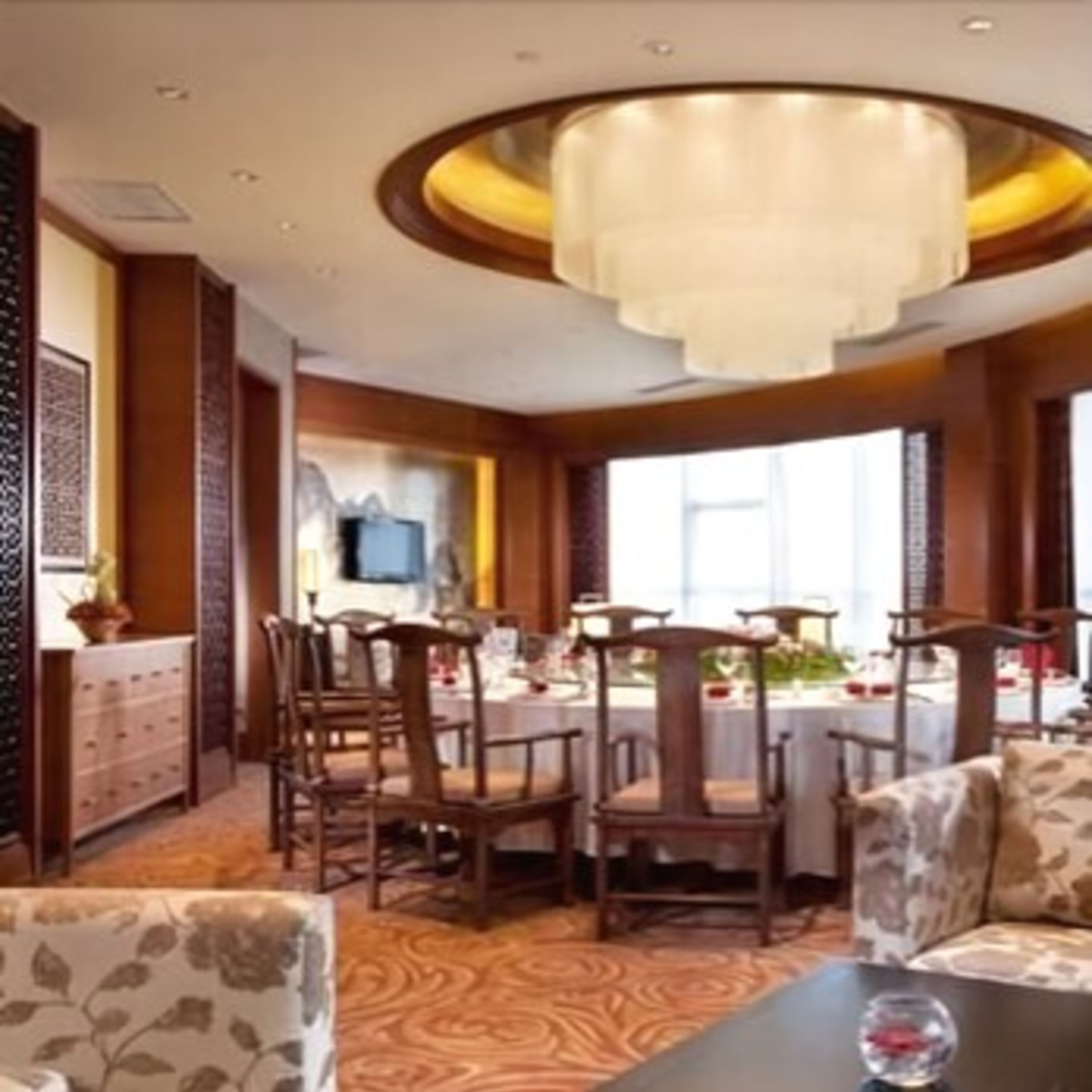 2 restaurants, breakfast, lunch, dinner served; chinese cuisine