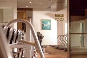 A yoga studio with exercise equipment and a painting on the wall. - Holiday Inn Shaoxing by IHG (Shaoxing)