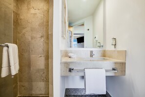 Shower, towels, soap, shampoo - One Guadalajara Periferico Norte (Zapopan)