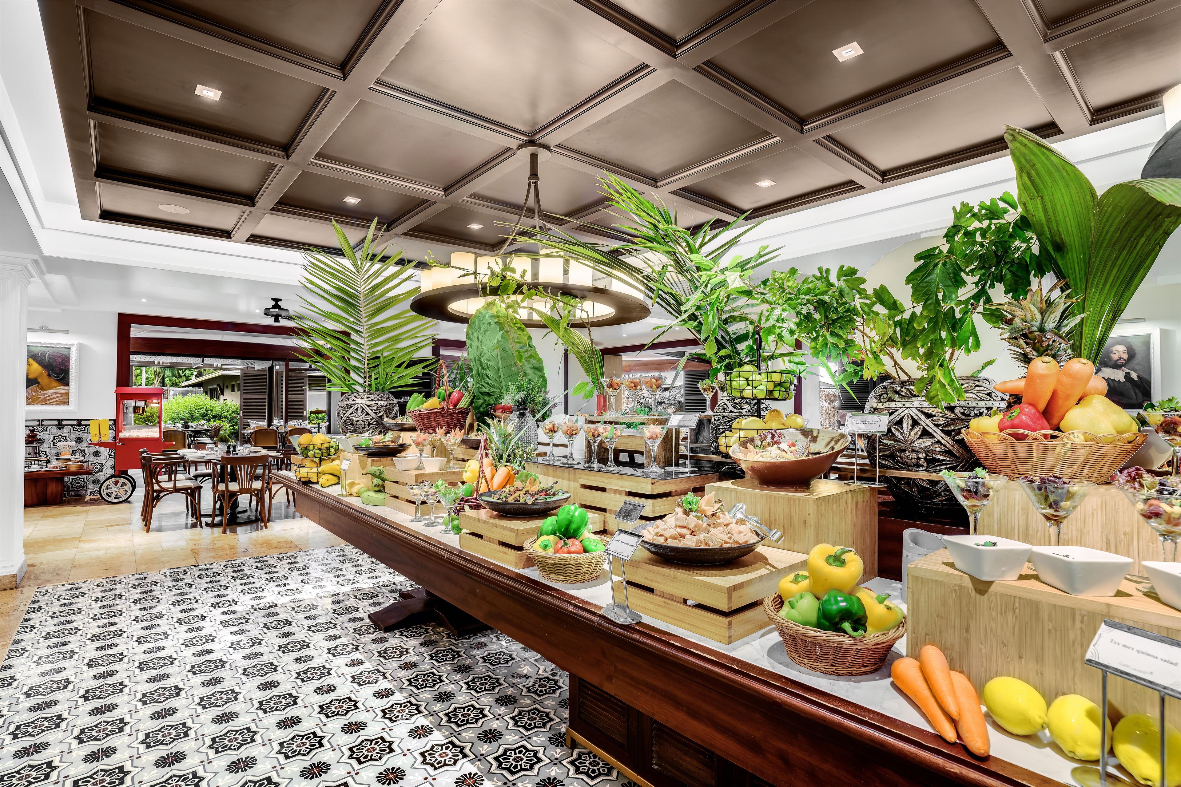 Un buffet proposant une variété de plats et agrémenté d’un plafond décoratif.