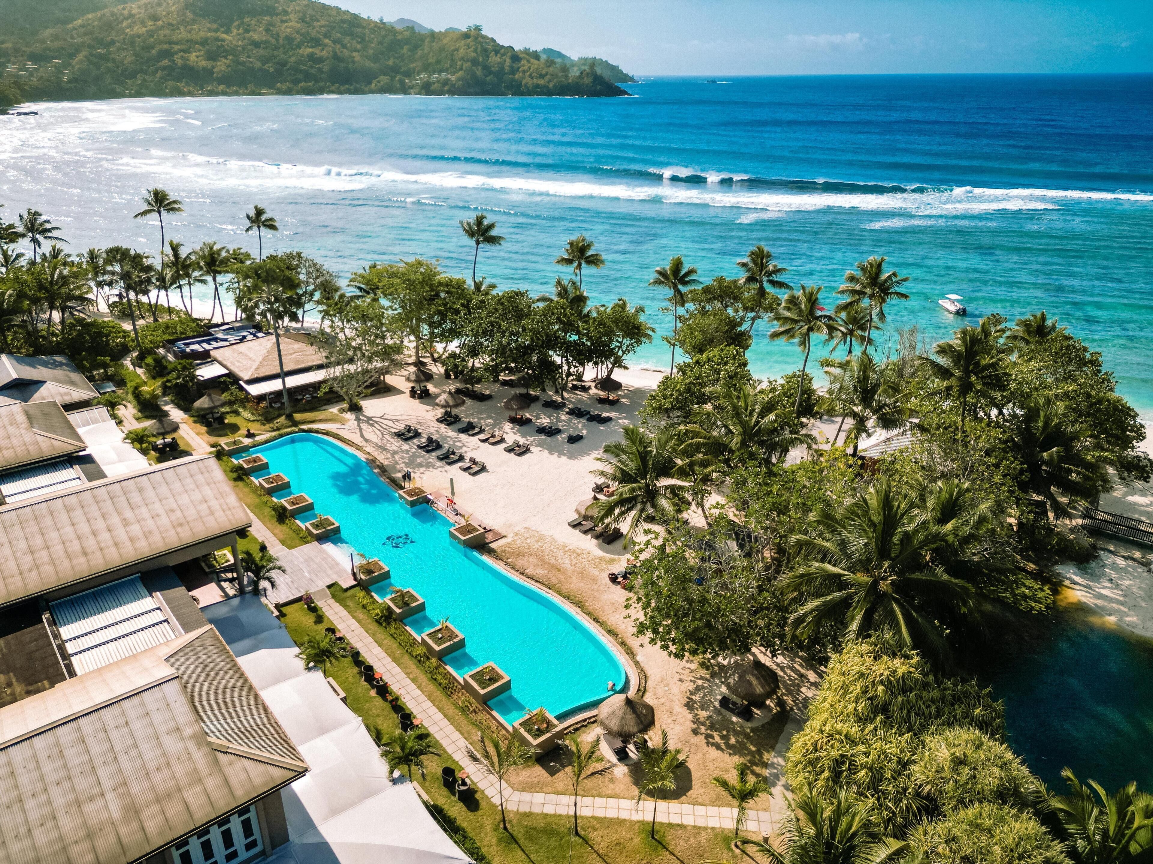 海灘、白沙、躺椅、太陽傘