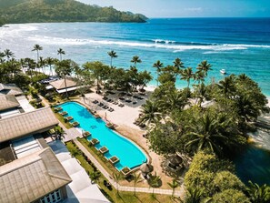 在海滩、白沙、沙滩椅、海滩遮阳伞