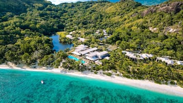 ビーチ、白砂、サンラウンジャー、ビーチパラソル