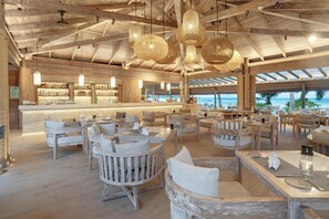 3 restaurantes; se sirve desayuno, almuerzo y cena
