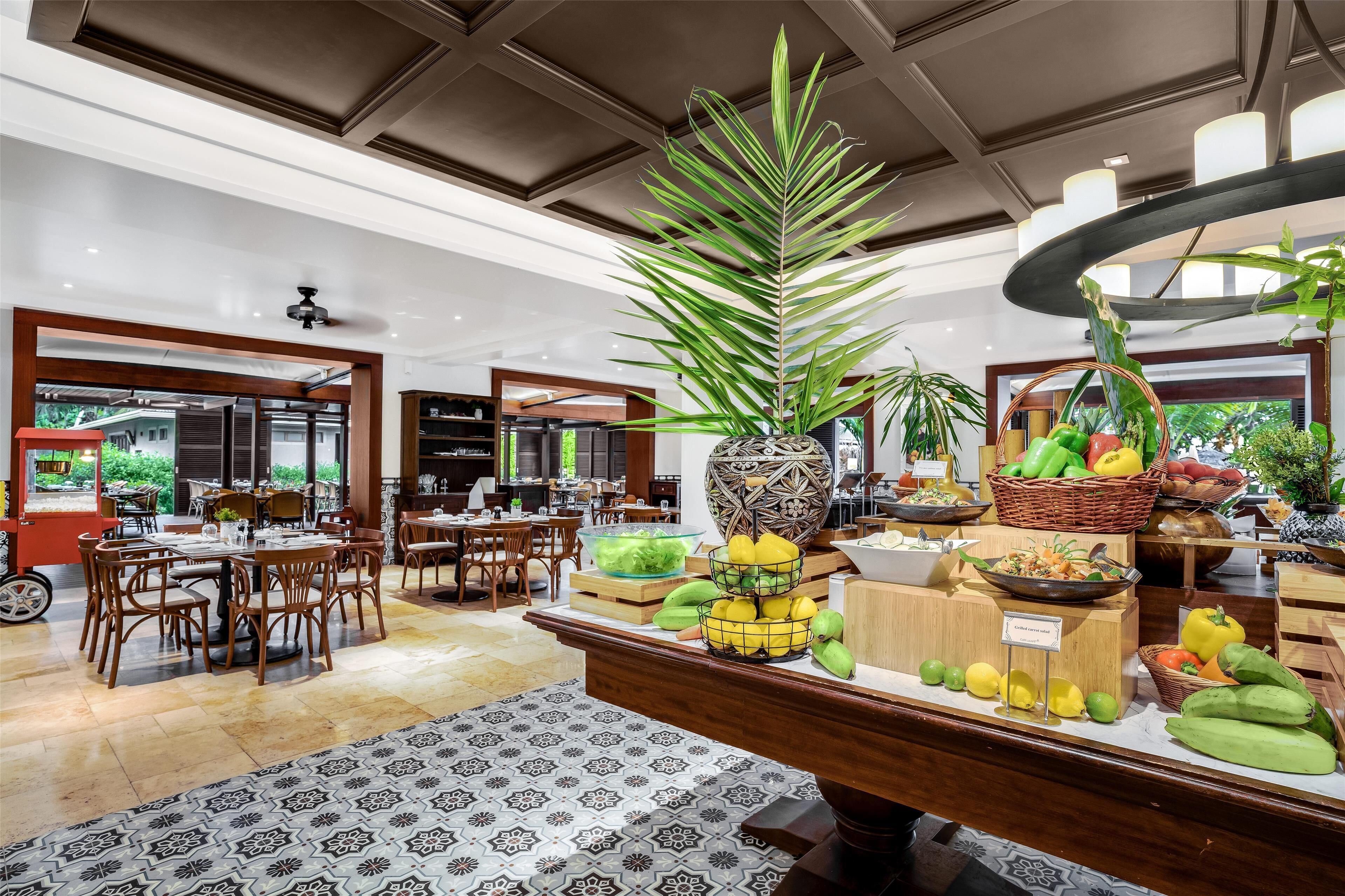 3 restaurants, breakfast, lunch, dinner served; international cuisine