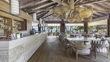 3 restaurantes, se sirven desayunos, comidas y cocina internacional