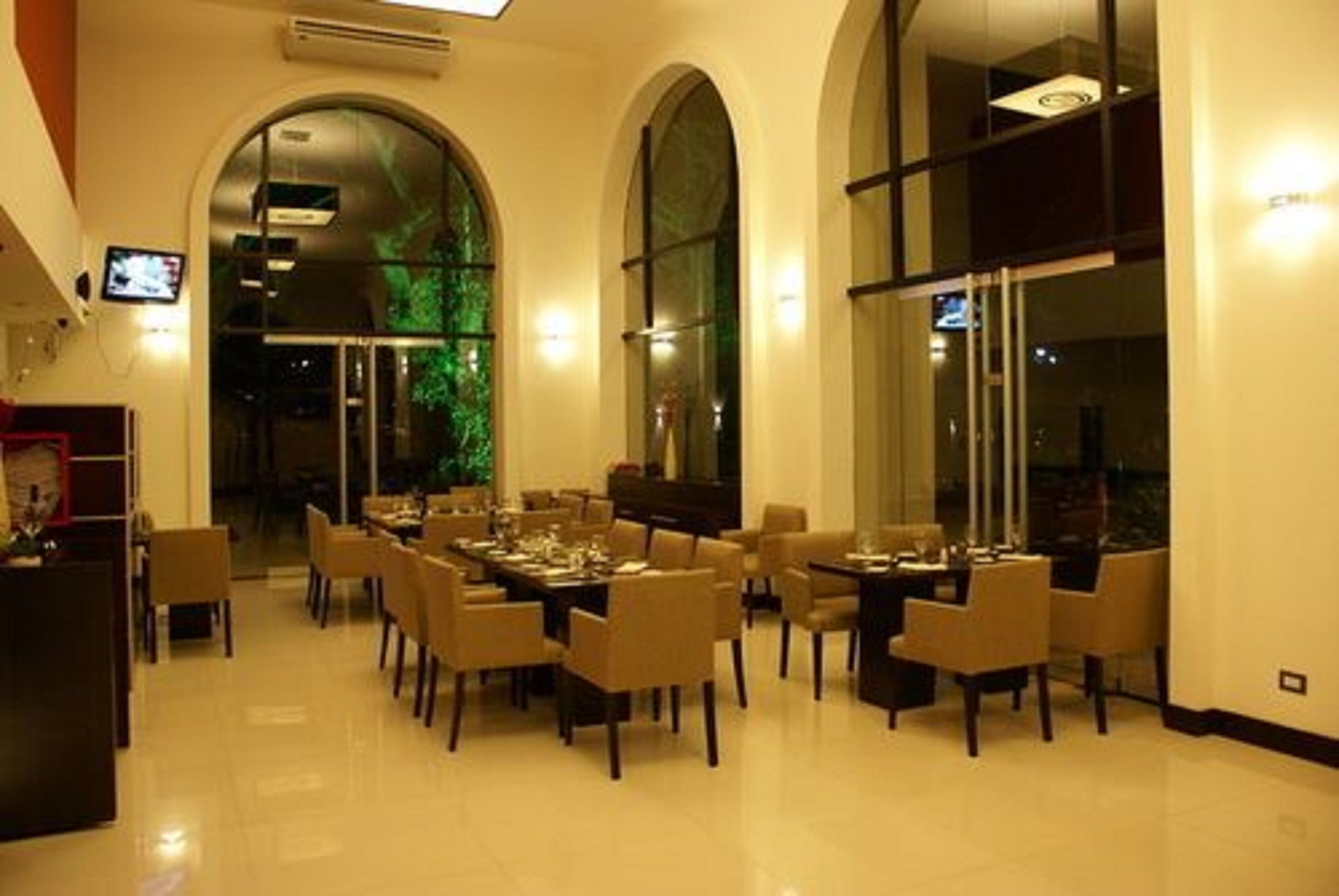 breakfast, lunch, dinner served; international cuisine