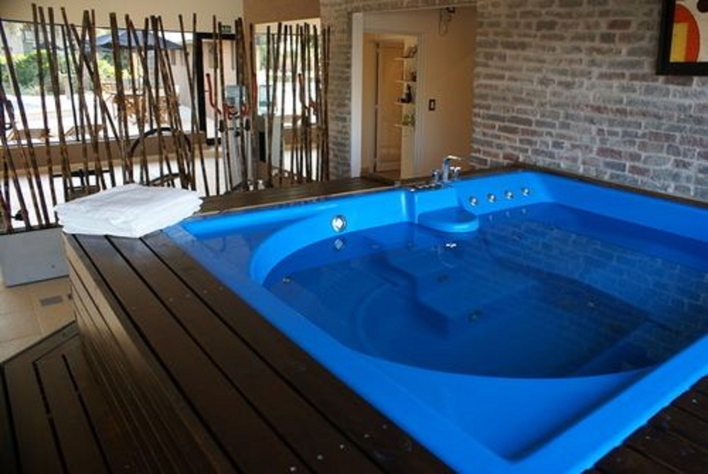 sauna, hot tub, body treatments, body scrubs, facials