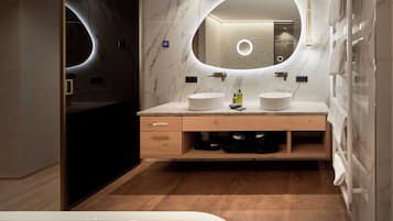 Une salle de bain moderne avec un meuble-lavabo à deux vasques, un grand miroir et une baignoire.