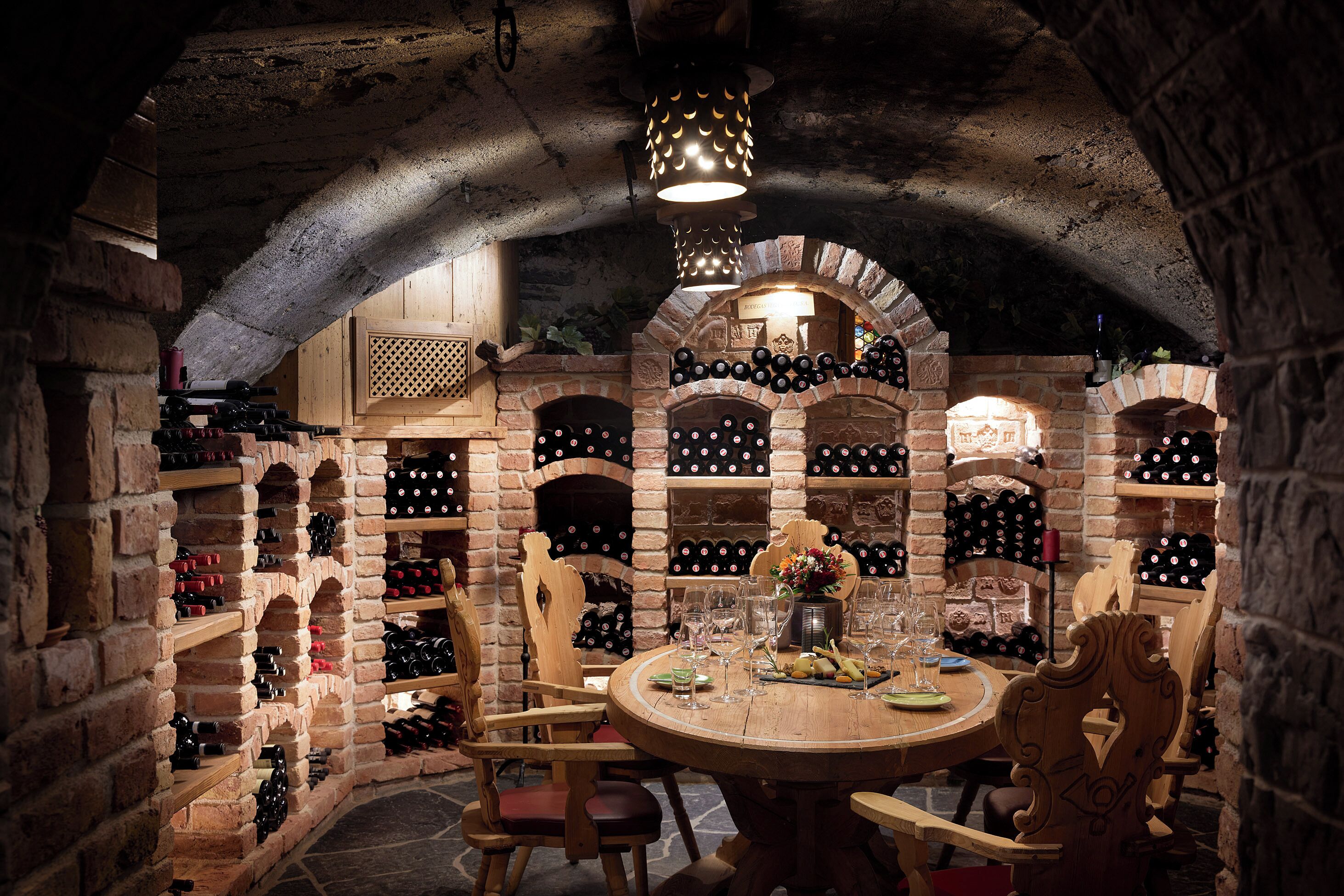 2 restaurants, breakfast, lunch, dinner served; international cuisine