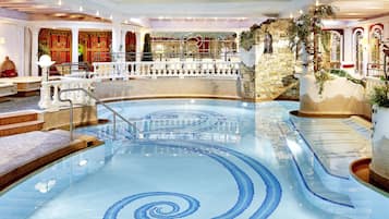 Indendørs pool, udendørs pool, parasoller, liggestole