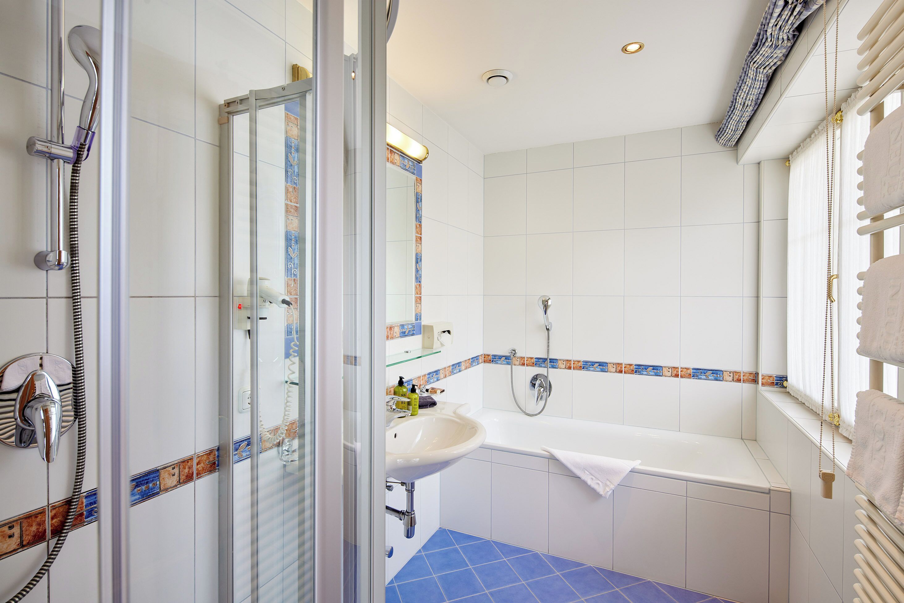 junior suite landleben | bathroom | free toiletries, hair dryer, bathrobes, slippers