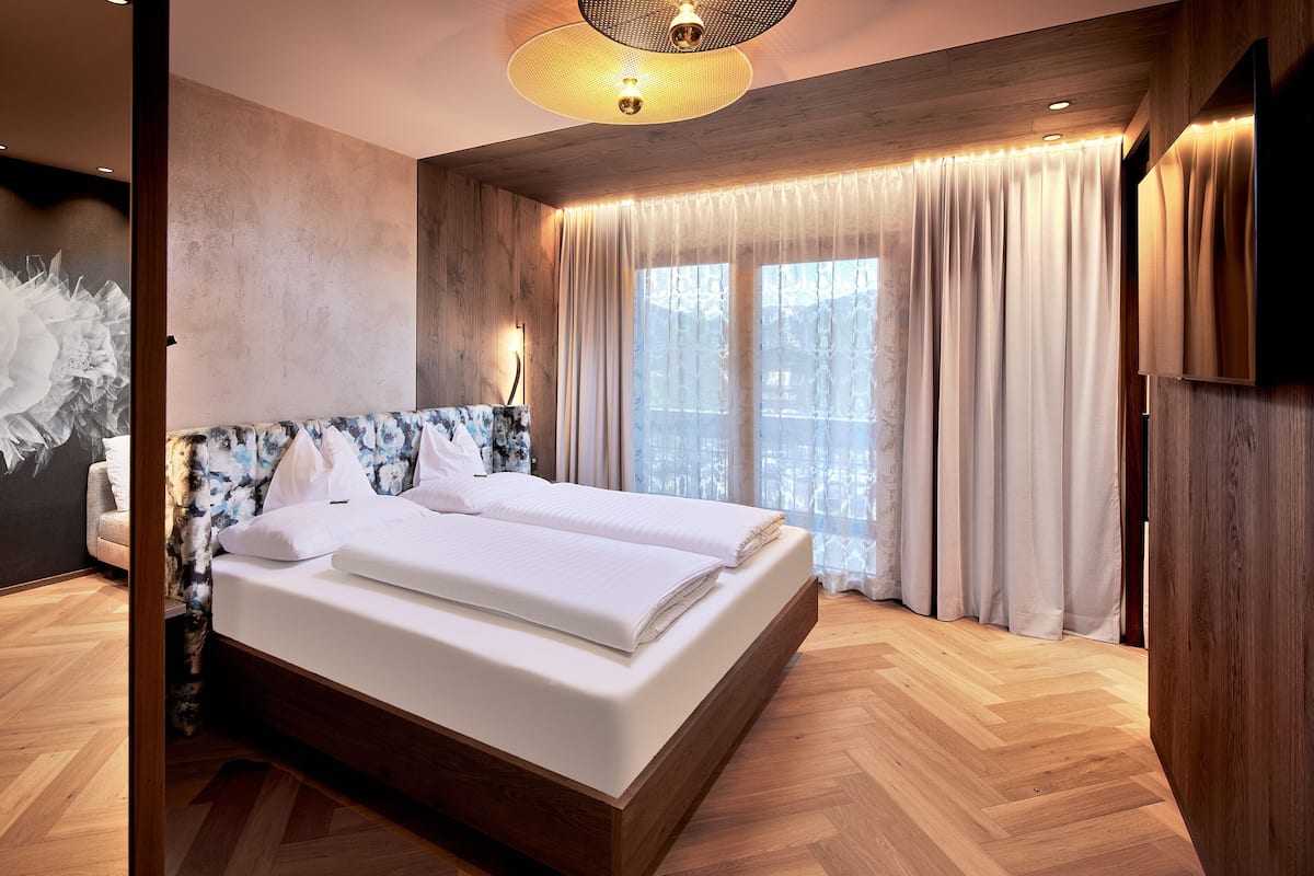 2 bedrooms, premium bedding, in-room safe, desk