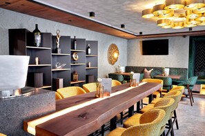 2 restaurants; breakfast, lunch, dinner, and brunch served