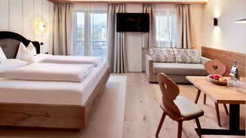 Deluxe Doppelzimmer ohne Balkon | Premium-sengetøj, pengeskab på værelset, skrivebord, lydisolering