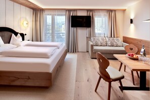 Ropa de cama de alta calidad y caja de seguridad en la habitación 