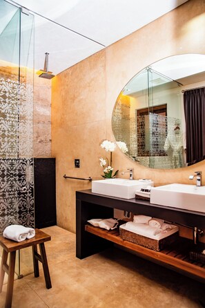 Master Suite | Baño | Regadera, regadera tipo lluvia, amenidades de baño de diseñador 